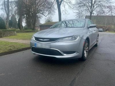 Grau Gebraucht 2015 Chrysler 200 Limousine | 8.999 €