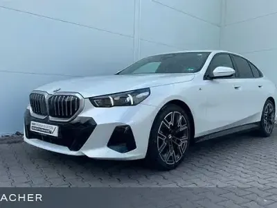 Gebraucht BMW 520 M Sport 197 PS (144 kW) 2025 Mineralweiß metallic Limousine