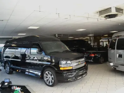 Second-hand GMC Savana 345 CP (253 kW) 2017 Negru Monovolum