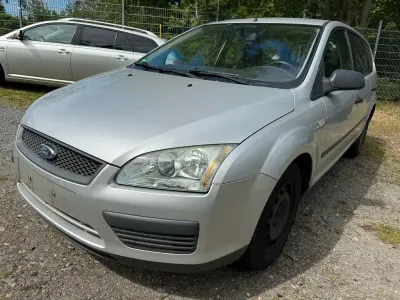 Gebraucht Ford Focus Trend 101 PS (74 kW) 2006 Silber Limousine