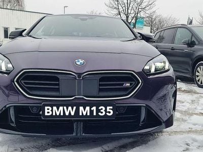 Ny BMW M135 M Sport 300 HK (220 kW) 2025 Lila Halvkombi