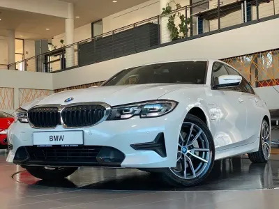 Gebraucht BMW 330e Sport Line 252 PS (185 kW) 2022 Weiß Limousine