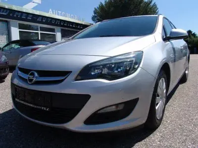 Gebraucht Opel Astra Selection 110 PS (80 kW) 2014 Argon silber/ice silver (m2) Kombi