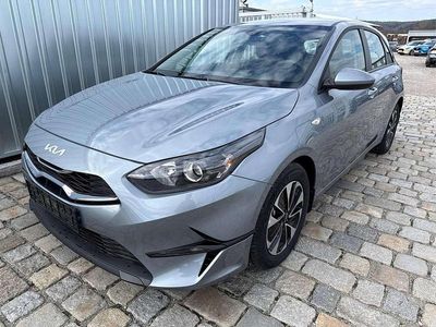 Neu Kia Ceed 101 PS (74 kW) 2025 Lunargrau metallic Kleinwagen