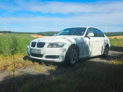 Gebraucht BMW 318 146 PS (107 kW) 2011 Weiß Limousine