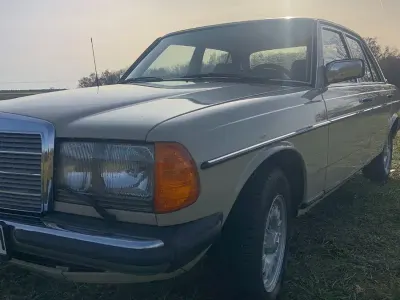 Używany Mercedes 230 122 KM (89 kW) 1980 Beżowy Sedan/Limuzyna