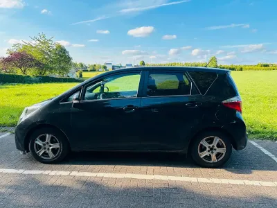 Gebraucht Toyota Verso-S 89 PS (65 kW) 2011 Schwarz Van / Kleinbus