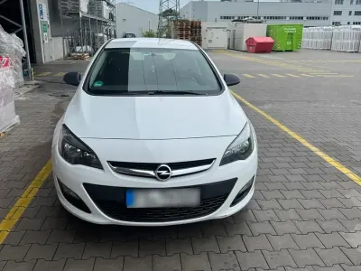 Gebraucht Opel Astra 86 PS (63 kW) 2013 Weiß Limousine