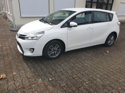 Weiß Gebraucht 2015 Toyota Verso Comfort Van / Kleinbus | 5.400 € (Fairer Preis)