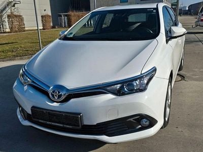 Weiß Gebraucht 2016 Toyota Auris Hybrid Edition-S Limousine | 10.990 € (Fairer Preis)