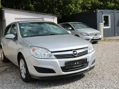 Używany Opel Astra Edition 116 KM (85 kW) 2009 Srebrny Sedan/Limuzyna