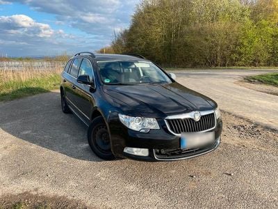 Używany Skoda Superb 140 KM (102 kW) 2011 Czarny Kombi