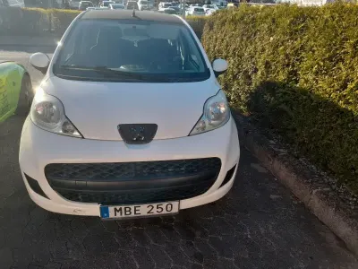 Gebraucht Peugeot 107 68 PS (50 kW) 2011 Weiß Kleinwagen