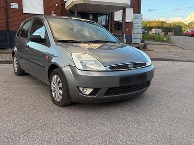Second-hand Ford Fiesta 101 CP (74 kW) 2002 Argintiu Hatchback