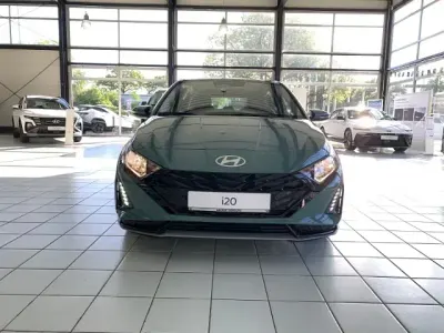 Gebraucht Hyundai i20 Select 101 PS (74 kW) 2025 Gruen Kleinwagen