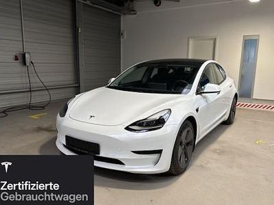 Weiß Gebraucht 2021 Tesla Model 3 Standard Range Limousine | 26.300 € (Etwas zu teuer)