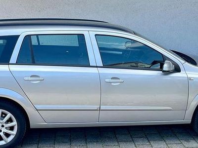 Używany Opel Astra Innovation 116 KM (85 kW) 2008 Srebrny Sedan/Limuzyna