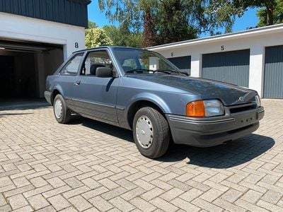 Grau Gebraucht 1987 Ford Escort Limousine | 2.500 €