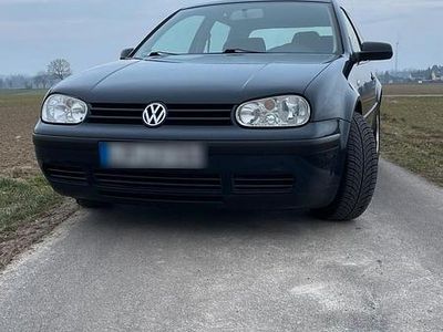Blau Gebraucht 2001 VW Golf IV Kleinwagen | 2.500 € (Etwas zu teuer)