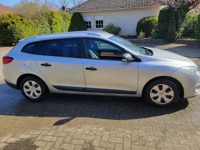 Używany Renault Mégane Dynamique 106 KM (77 kW) 2011 Srebrny Sedan/Limuzyna