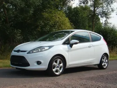 Gebraucht Ford Fiesta Trend 60 PS (44 kW) 2011 Weiß Kleinwagen