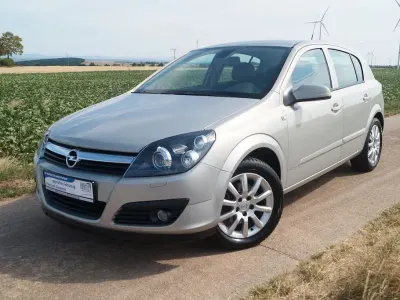 Gebraucht Opel Astra Edition 125 PS (91 kW) 2006 Gold Limousine