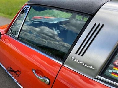 Second-hand Porsche 911S 179 CP (131 kW) 1971 Portocaliu