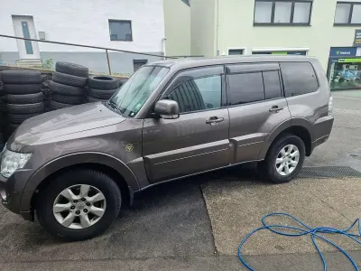 Gebraucht Mitsubishi Pajero Invite 200 PS (147 kW) 2011 Granitbraun (m) SUV