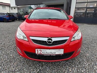 Gebraucht Opel Astra Edition 101 PS (74 kW) 2012 Rot Kombi