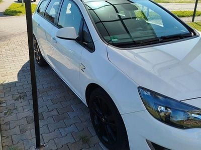 Usata Opel Astra Edition 140 CV (102 kW) 2013 Bianco Station wagon