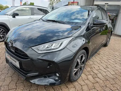Neu Toyota Yaris Hybrid 116 PS (85 kW) 2026 Schwarz Limousine
