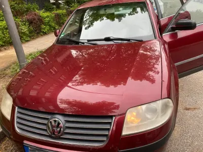 Używany VW Passat 101 KM (74 kW) 2001 Czerwony Sedan/Limuzyna