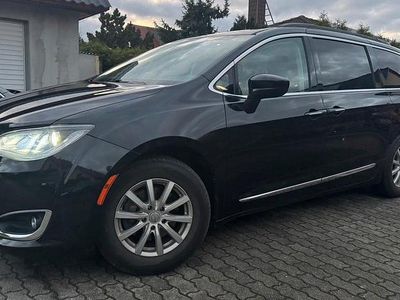 Schwarz Gebraucht 2016 Chrysler Pacifica Van / Kleinbus | 16.499 €