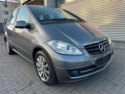 Gebraucht Mercedes A180 116 PS (85 kW) 2011 Mountaingrau Limousine