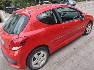 Gebraucht Peugeot 207 Style 73 PS (53 kW) 2011 Rot Kleinwagen