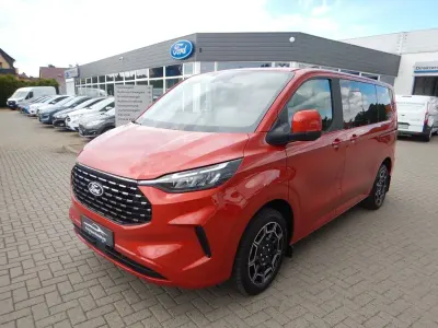 Gebraucht Ford Tourneo Titanium 136 PS (100 kW) 2024 Rot Van / Kleinbus