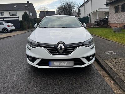 Weiß Gebraucht 2016 Renault Mégane IV Bose Edition Limousine | 10.999 € (Fairer Preis)