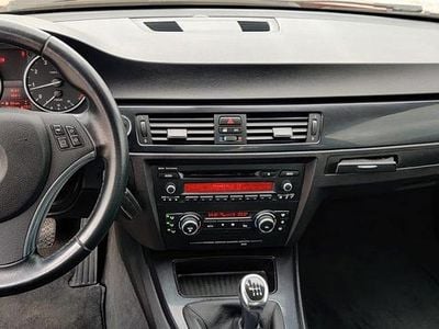 Gebraucht BMW 318 143 PS (105 kW) 2011 Rot Coupé