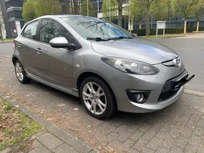 Gebraucht Mazda 2 Inclusive 85 PS (62 kW) 2010 Silber Kleinwagen
