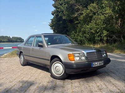 Silber Gebraucht 1988 Mercedes E230 Limousine | 8.800 €