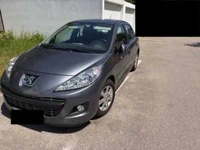 Gebraucht Peugeot 207 Tendance 92 PS (67 kW) 2011 Grau Limousine