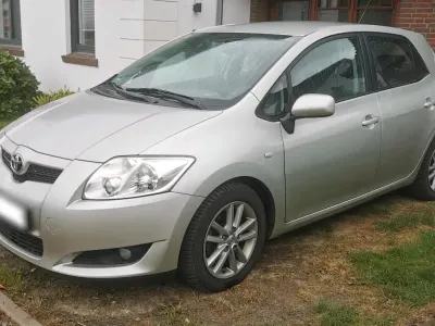 Gebraucht Toyota Auris 90 PS (66 kW) 2009 Silber Kleinwagen