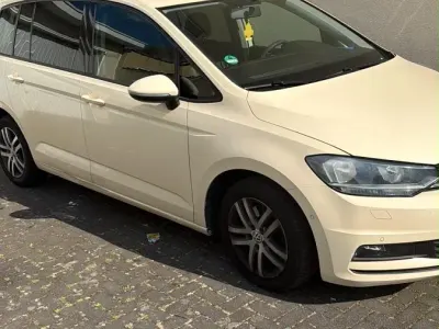 Gebraucht VW Touran 140 PS (102 kW) 2018 Gold Van / Kleinbus