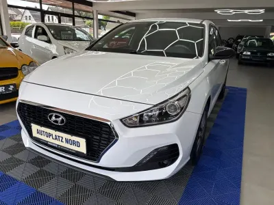 Używany Hyundai i30 Passion 99 KM (72 kW) 2018 Biały Sedan/Limuzyna