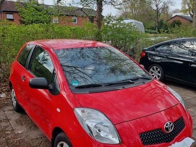 Usado Toyota Yaris Cool 69 HP (50 kW) 2006 Vermelho Sedan