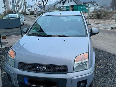 Grau Gebraucht 2012 Ford Fusion Kombi | 1.100 €