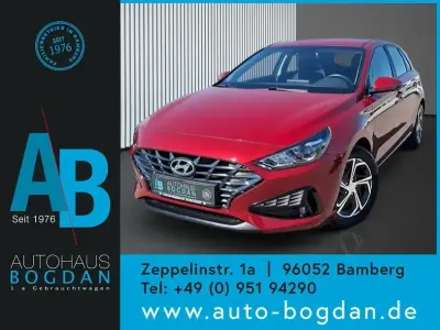 Gebraucht Hyundai i30 120 PS (88 kW) 2023 Rot Limousine