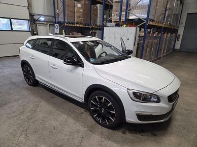 Weiß Gebraucht 2015 Volvo V60 CC Kombi | 9.000 €