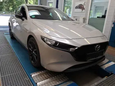 Gebraucht Mazda 3 Homura-Line 186 PS (136 kW) 2022 Platinum quartz (metallic) Limousine
