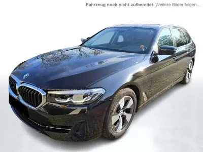 Gebraucht BMW 520 Performance 190 PS (139 kW) 2023 Black sapphire metallic Kombi